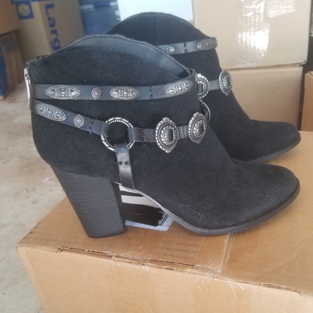 NWOT Reba Leather Ankle boots size 8
